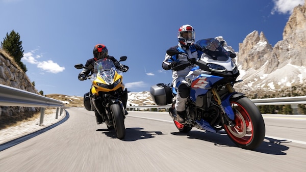 BMW F 900 XR vs Triumph Tiger Sport 800 | Alpen Masters 2025