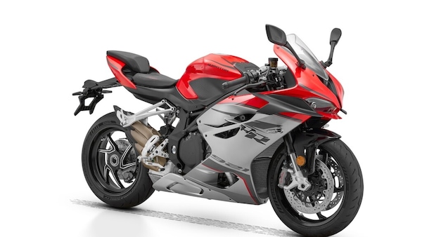 SRK921RR, QJ Motor alza l’asticella: 4 cilindri, 128 CV e prezzo competitivo