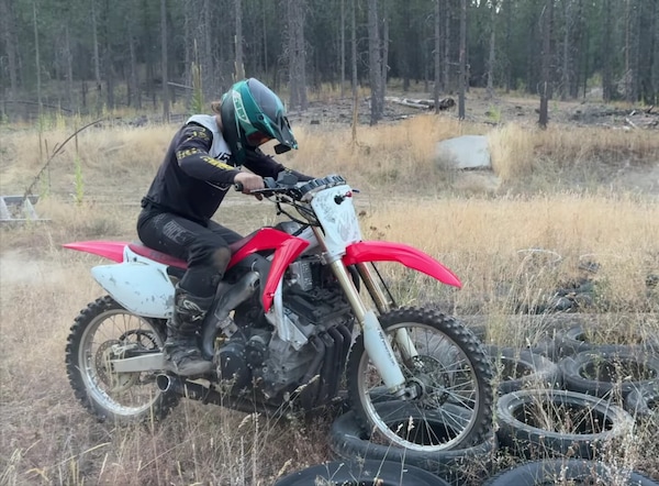 Una moto da cross col motore della Hayabusa? Un ragazzo americano l'ha costruita