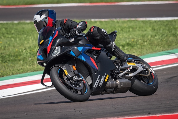 BMW M 1000 RR: per chi è (e per chi non è)