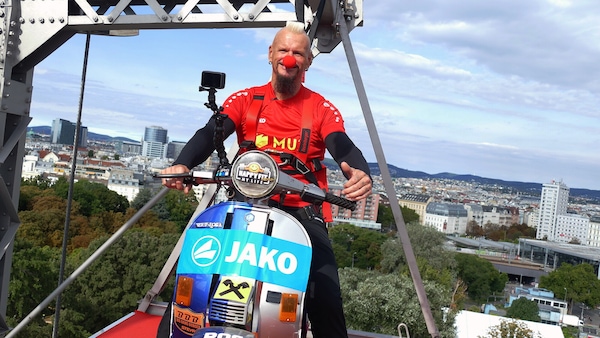Schachermayr, nuova sfida con la Vespa: sulla ruota del Prater per beneficenza