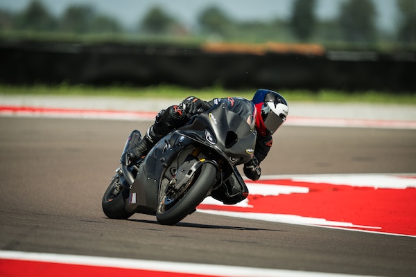 BMW M 1000 RR: le opinioni di InMoto "fuori dai denti"