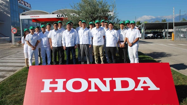 Honda: il Presidente Toshihiro Mibe in visita ad Atessa