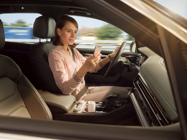 Come difendersi dagli automobilisti che guidano con lo smartphone?