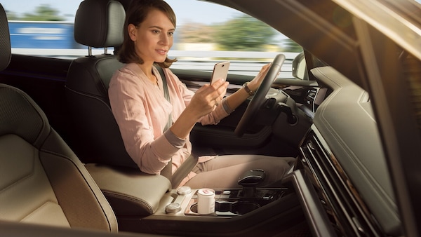 Come difendersi dagli automobilisti che guidano con lo smartphone?