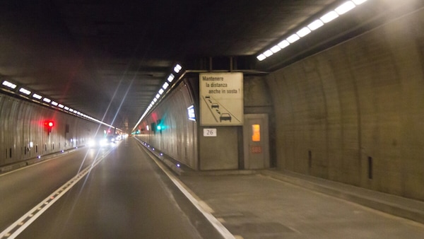 Accusato di 47 infrazioni, multa di 13 mila euro: cosa ha fatto un motociclista in Svizzera?