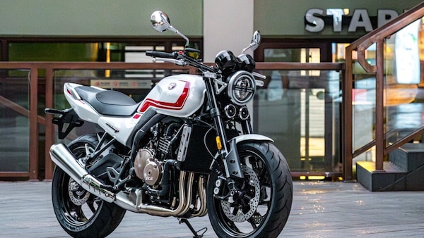 ZX 500F: clone o tributo alla Honda CB500 Super Four