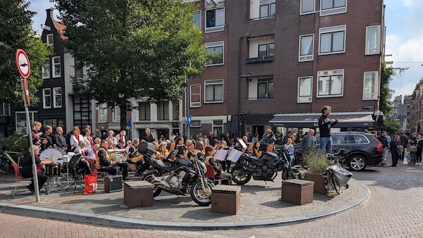 Nel centro di Amsterdam un'orchestra suona tra le moto!