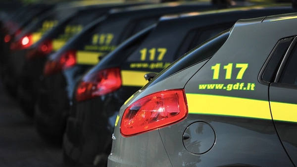 Falsi caschi “Made in Italy”: sequestrati 144 mila pezzi non sicuri