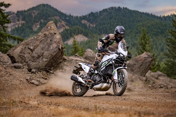 Kawasaki, il ritorno alle origini dell’avventura con la KLE500 2026: le foto