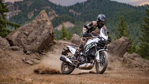 Kawasaki, il ritorno alle origini dell’avventura con la KLE500 2026: le foto
