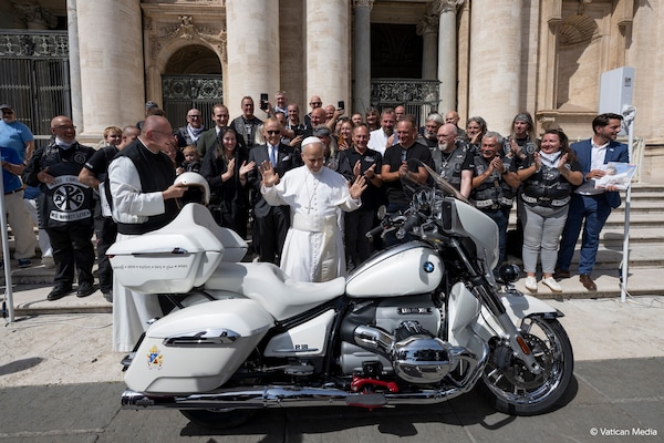La BMW R18 firmata da Papa Leone XIV è stata venduta all'asta per 130.000 euro