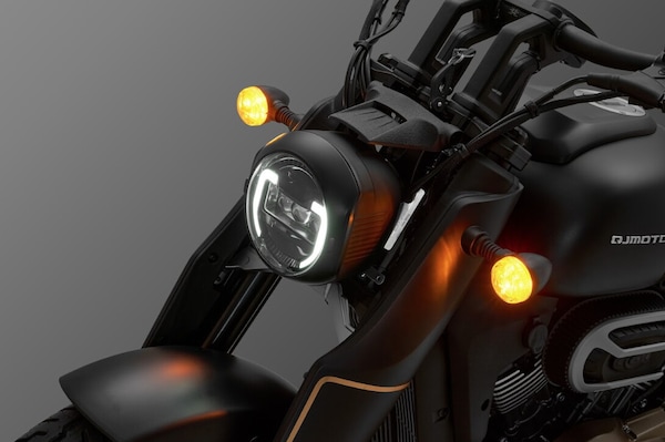 QJ Motor SRV 400VS: arriva la bobber per tutti