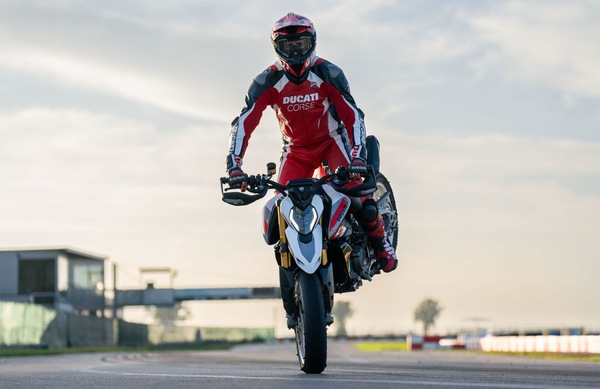 Ducati Hypermotard V2 e SP: le foto della novità presentata ad EICMA 2025