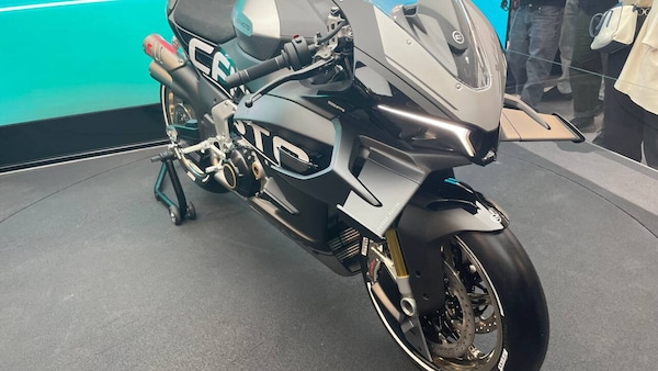 CFMOTO svela il concept della prossima SR-RR V4 ad EICMA 2025: le foto