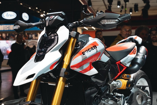 EICMA 2025, Ducati Hypermotard V2 e SP: arma da pieghe