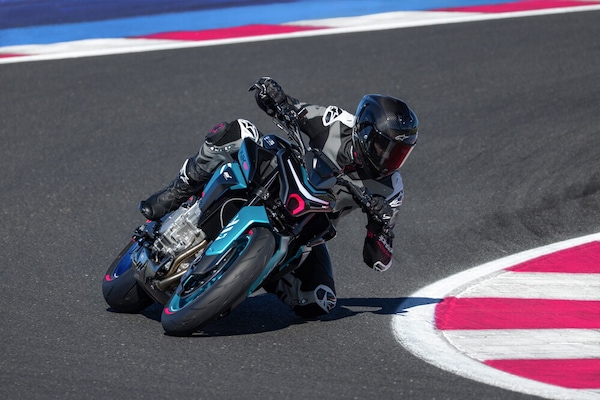 CFMOTO 675NK GP: le foto 2026