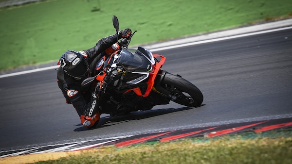 Aprilia Tuono V4 Factory 1100: le opinioni di InMoto "fuori dai denti"
