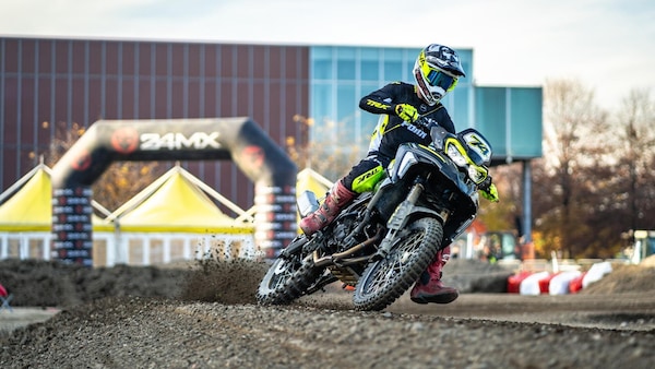 Francesco Muratori porta la Benelli TRK 702 X al successo ad EICMA