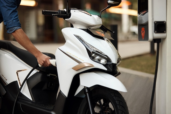 Yadea a EICMA 2025: ecco Velax, Keeness e il nuovo ecosistema di ricarica