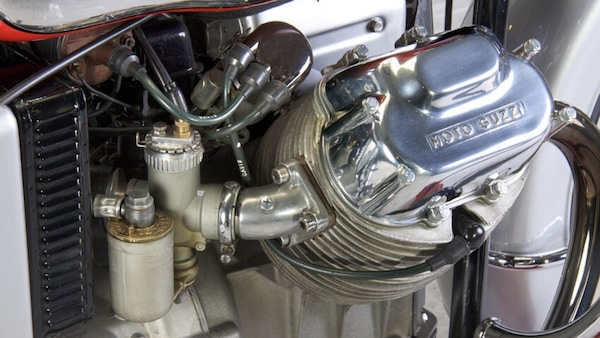 Moto Guzzi V7 700 del 1967: foto