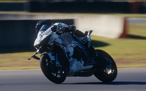 CFMOTO V4 SR-RR Prototype: eccola in azione... e che sound!