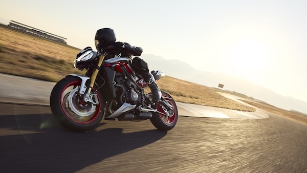 Triumph, le foto della Street Triple 765 RX: dettagli e stile della nuova naked sportiva