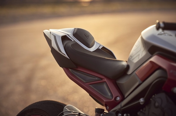 Triumph: il video presentazione della Street Triple 765 RX