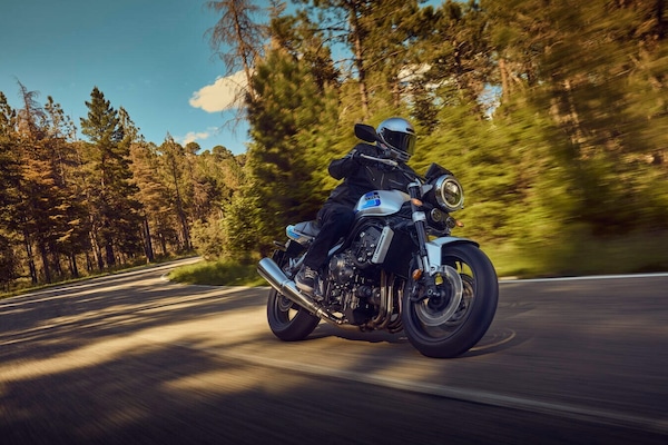 Honda CB1000F: le foto della roadster anni ’80 in versione 2026