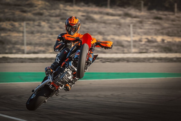 KTM aggiorna i listini: ribassi su 790, 450 e 390