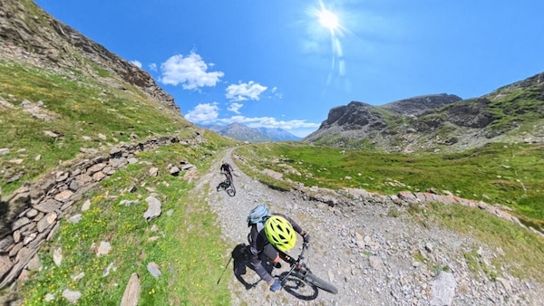 E-bike, in sella verso il Moncenisio: quando la montagna chiama