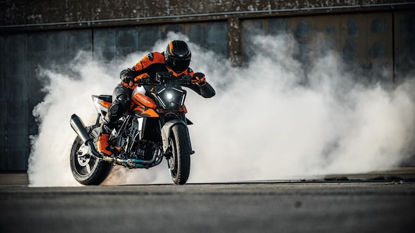 KTM 990 DUKE 2026: nuovi colori, stessa indole ribelle