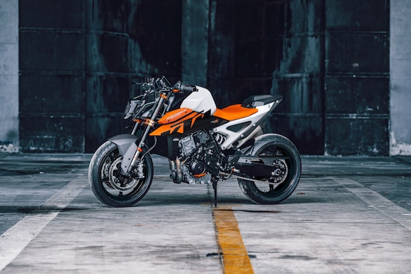 KTM 990 Duke: le foto della nuova livrea 2026