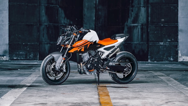 KTM 990 Duke: le foto della nuova livrea 2026