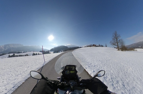 Usare la moto in inverno o tenerla in garage? Consigli pratici su come affrontare il freddo