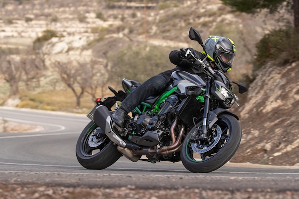 Kawasaki Z900: rivoluzione soft | IL VIDEO DEL TEST