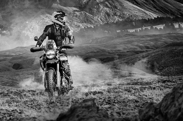 Himalayan 450 Mana Black Edition: debutta in concessionaria la nuova adventure Royal Enfield