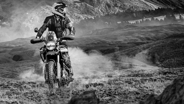 Himalayan 450 Mana Black Edition: debutta in concessionaria la nuova adventure Royal Enfield