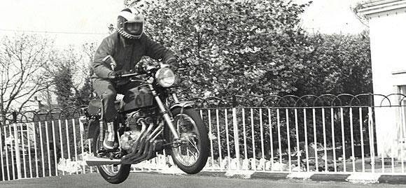 Addio ad Agostino ’o pazzo: motociclista-leggenda dei Quartieri Spagnoli
