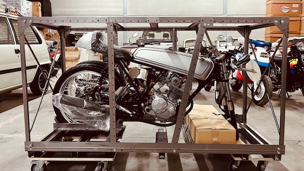 Una Honda CB50R ancora imballata nella scatola va all'asta