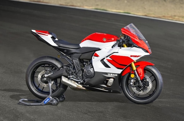 Yamaha R7 2026: ecco quanto costa (anche la 70th Anniversary)
