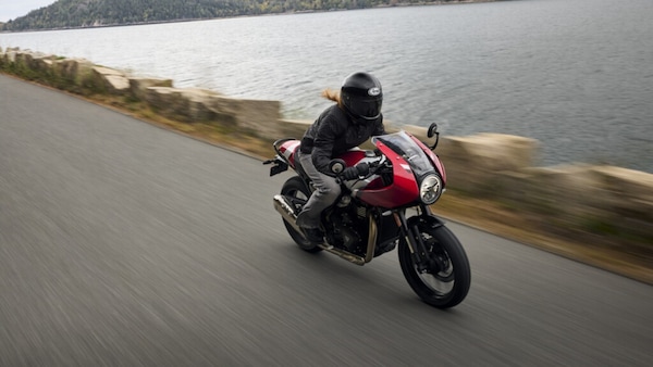 Triumph Thruxton 400: le foto della novità per patente A2