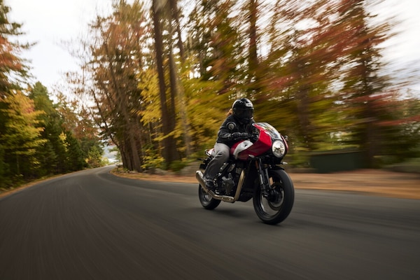 Triumph Tracker 400 e Thruxton 400: due anime, una nuova era “middle classic”