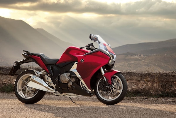 Honda, nuova V4 in arrivo? Un mito potrebbe rinascere: i pro e i contro