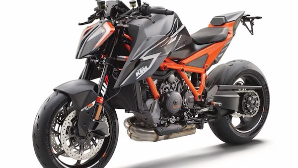 KTM rilancia, omologata la 1390 Super Duke RR: meno peso, più esclusività