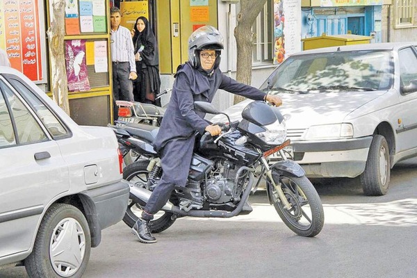 Iran, la libertà delle donne corre su moto e scooter
