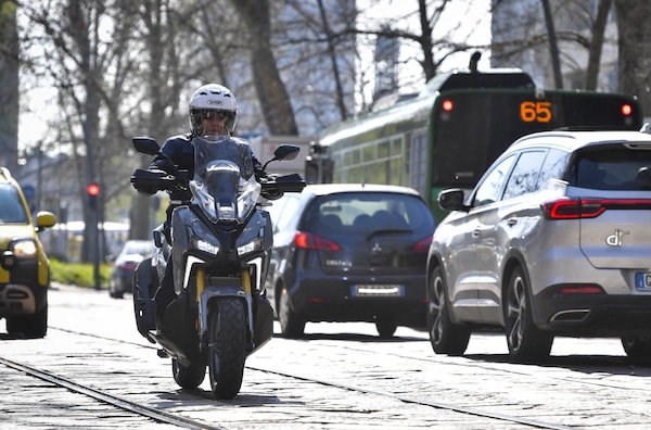 Motociclisti verso un referendum a Milano: firme contro i divieti di circolazione