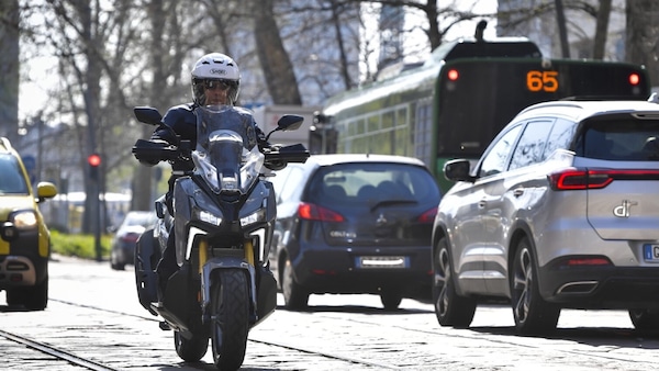 Motociclisti verso un referendum a Milano: firme contro i divieti di circolazione