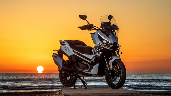 Zontes ZT368-G in White Gold: nuovo look per il maxi-scooter adventure
