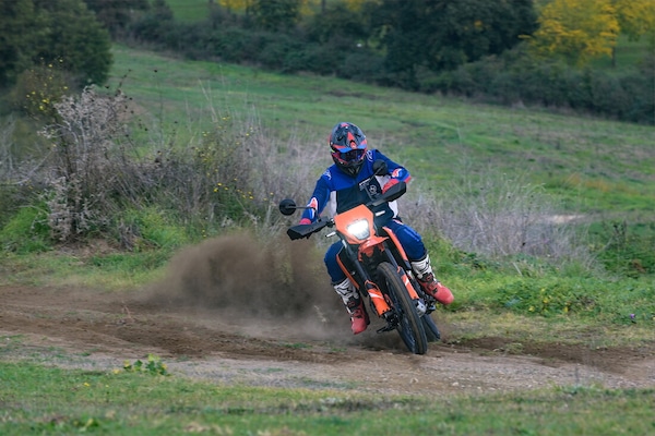 KTM 390 Enduro R: le foto della comparativa dual